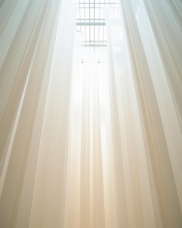 Kunstinstallation 'Seidenrausch' mit schwebenden Seidenbahnen